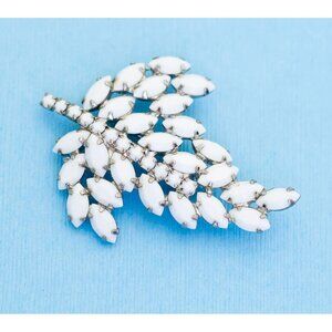 Vintage Pure White Leaf Brooch N29